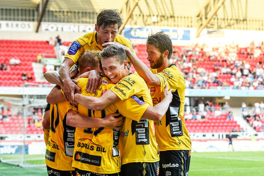 Elfsborgs spelare firar 0-3 målet av Simon Hedlund