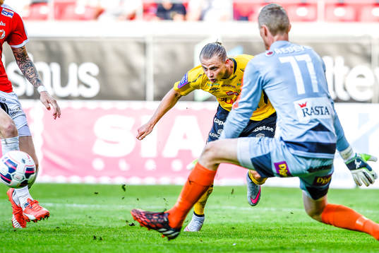 Elfsborgs Simon Hedlund missar målchans efter en duell med Kalmars målvakt Lars Cramer