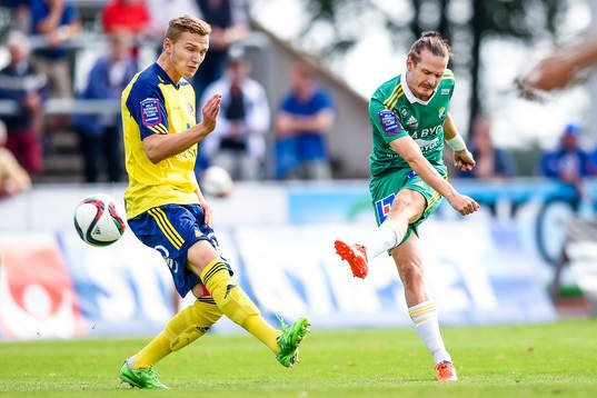 Ljungskiles Jonas Lindberg provar skott förbi Ängelholms