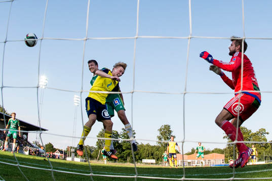 Ljungskiles Hannes Stiller (hattrick) nickar in 3-3 bakom