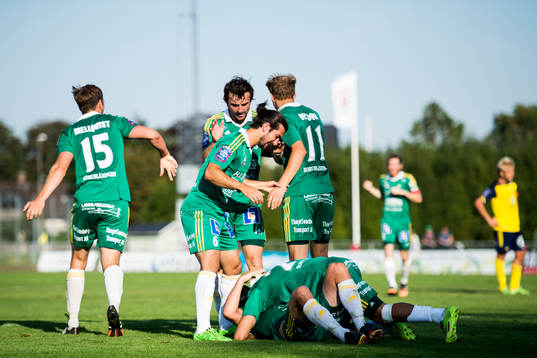 Ljungskiles Hannes Stiller jublar ihop med laget efter att han nickat in 3-3 i matchens sista sekund, Stiller gjorde hattrick