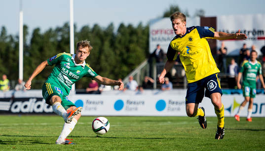 Ljungskiles Jakob Olsson testar skott mot Ängelholms Eric