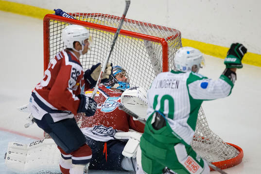 Rögle hockeys Viktor Lindgren gör mål