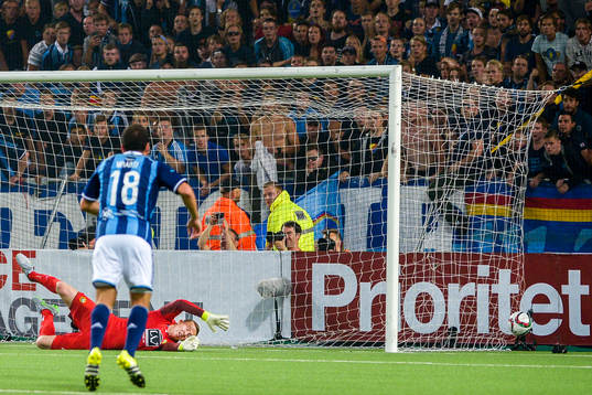 Djurgårdens Jesper Arvidsson kvitterar till 1-1 på straff