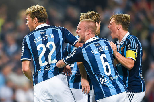 Djurgårdens spelare firar 1-1 målet av Jesper Arvidsson