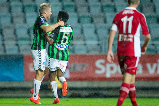 GAIS Patrik Ingelsten jublar ihop med 1-1 målskytten Luther Singh