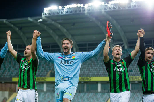 GAIS Sebastian Starke Hedlund, målvakt Tommi Vaiho, Patrik Ingelsten och Arnar Bragi Bergsson glada
