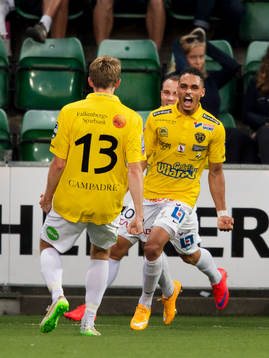 Falkenbergs Alexander Jakobsen jublar efter att ha gjort 0-1