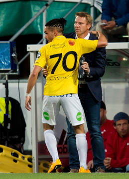 Falkenbergs Alexander Jakobsen har gjort 0-1 och jublar med tränare Hans Eklund