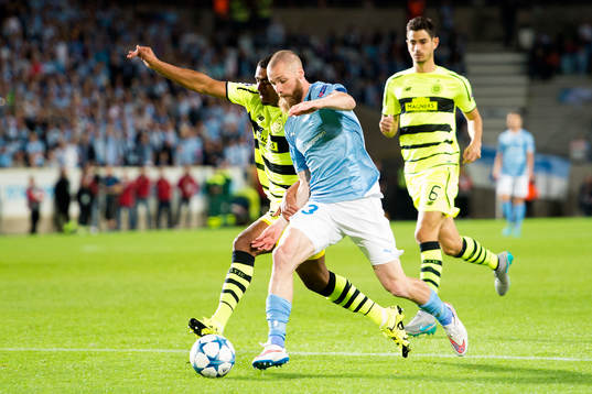 Malmö FFs Jo Inge Berget i kamp Celtics Saidy Janko  med