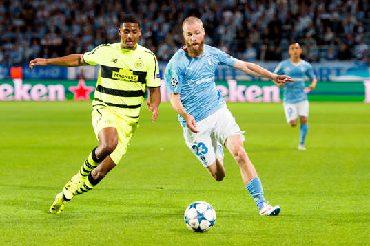 Malmö FFs Jo Inge Berget i kamp Celtics Saidy Janko  med