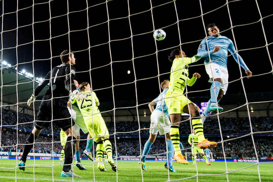 Malmö FFs Felipe Carvalho nickar in 2-0 bakom Celtics målvakt Craig Gordon i kamp med Virgil van Dijk