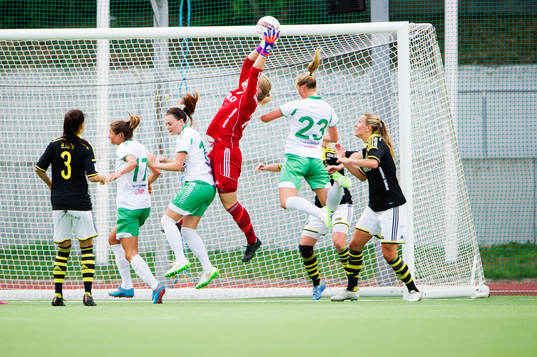 AIKs Britta Elsert Gynning räddar bollen undan från