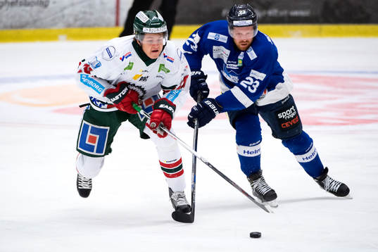 Frölundas Mattias Janmark jagas av Karlskogas Fredrik