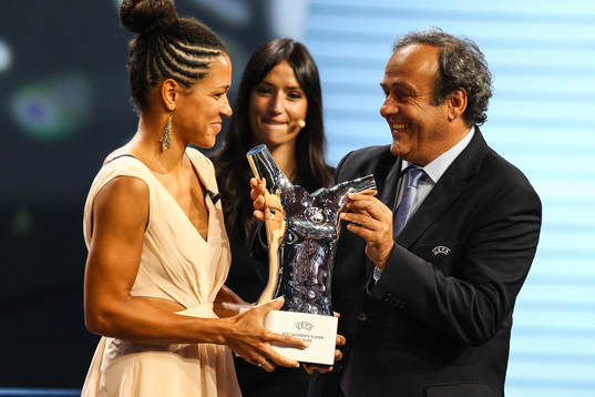 Michel Platini, UEFA President och Europas bästa spelare Célia Šašić, FFC Frankfurt