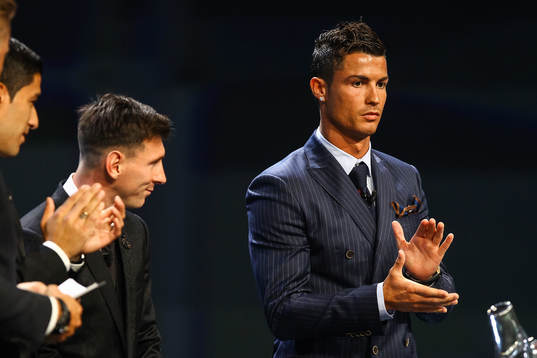 Europas bäste spelare Lionel Messi, Barcelona applåderas av Cristiano Ronaldo, Real Madrid