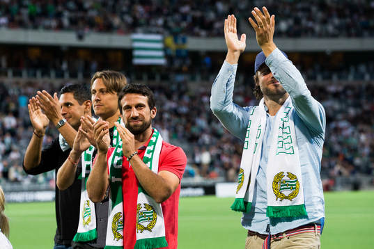 Hammarbys tidigare spelare, bla Björn Runström, Suleyman Sleyman och Max von Schlebrügge går ett ärevarv i halvtidsvilan