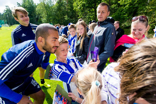 IFK Göteborgs Haitam Aleesami skriver autografer