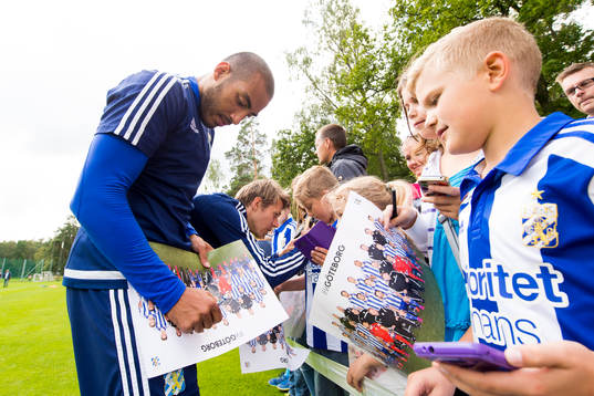 IFK Göteborgs Haitam Aleesami skriver autografer