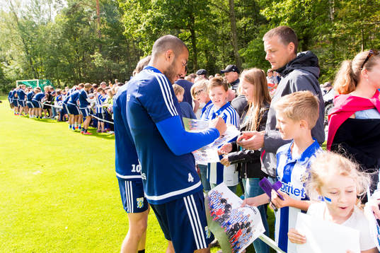 IFK Göteborgs Haitam Aleesami skriver autografer