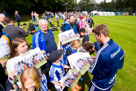 IFK Göteborgs Emil Salomonsson skriver atutografer