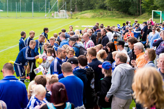 IFK Göteborgs Gustav Engvall mfl skriver autografer