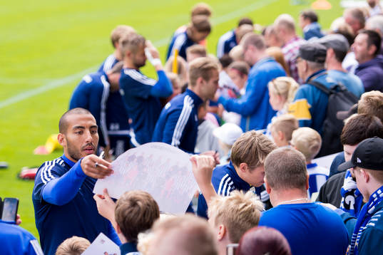 IFK Göteborgs Haitam Aleesami mfl skriver autografer