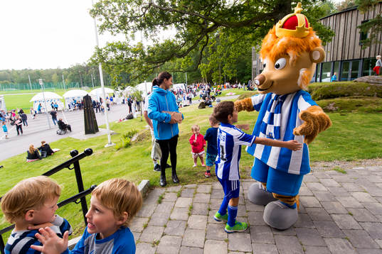 Maskoten Leo kramas om