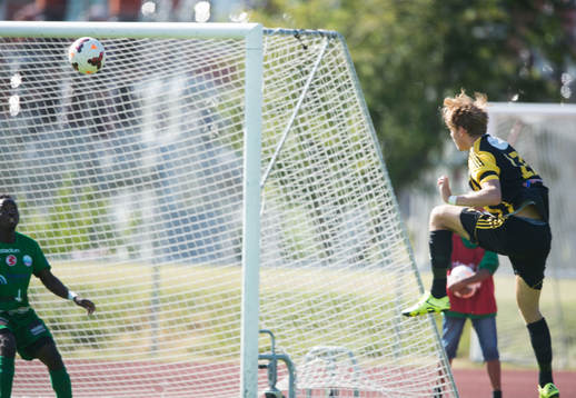 IFK Hässleholms Filip Ranmo gör 3-1 med en välplacerad nick i matchen i division 2 mellan Prespa Birlik och IFK Hässleholm i Malmö 29 augusti 2015.