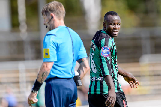 Varbergs Nsima Peter har bivit varnad av Domare Lars Olsson