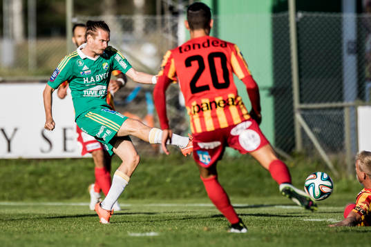 Ljungskiles Jonas Lindberg skjuter