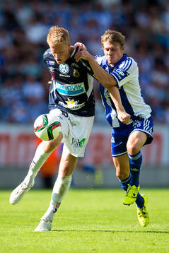 Gefles Robin Nilsson i kamp med IFK Göteborgs Riku Riski 