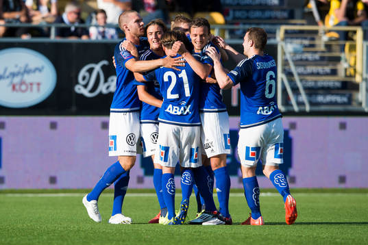 Sundsvalls Lars Gerson (skymd i bild) har gjort 0-2 och