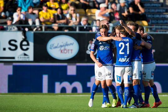 Sundsvalls Lars Gerson (skymd i bild) har gjort 0-2 och