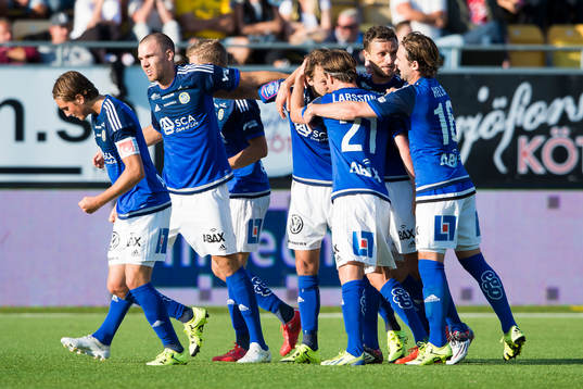 Sundsvalls Lars Gerson (mitt i bild) har gjort 0-2 och