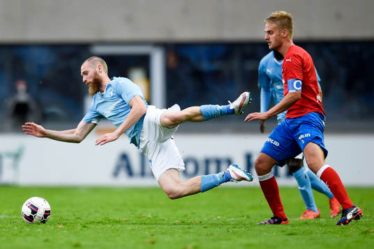 Malmö FFs Jo Inge Berget kapas av Helsingborgs David Accam