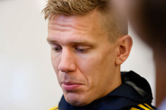 Pontus Wernblom pratar med media