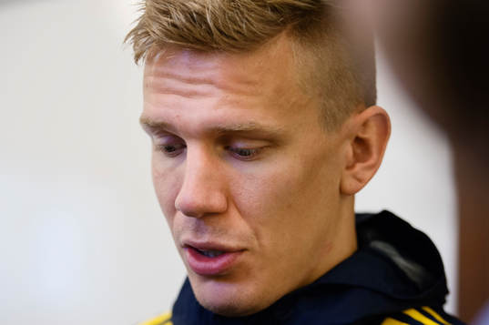 Pontus Wernblom pratar med media