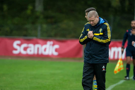 Förbundskapten Tomas Turesson i P18-landskampen i fotboll mellan Sverige och Norge den 3 september i Hofors