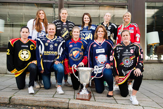 Spelare står uppställda för en lagbild övre raden fr.v