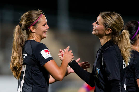 Göteborgs Lieke Martens jublar ihop med Andrine Hegerberg