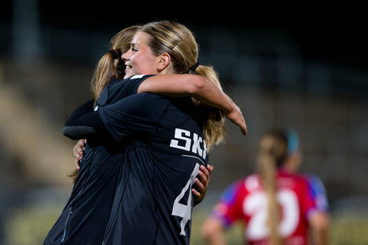 Göteborgs Lieke Martens jublar ihop med Andrine Hegerberg  efter att ha gjort 3-1
