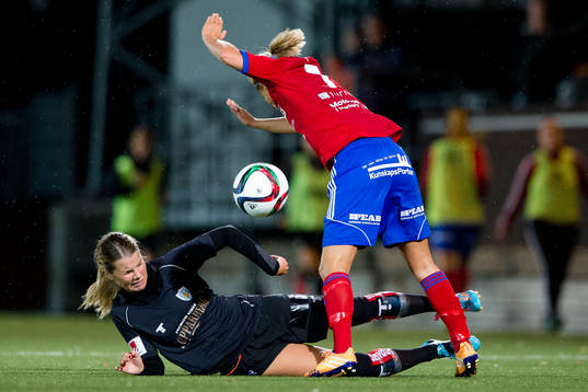 Göteborgs Andrine Hegerberg  glidtacklar Vittsjös Therese