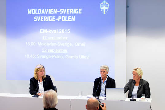 Sveriges pressansvarige Rebecca Hedin, Förbundskapten Pia Sundhage och assisterande förbundskapten Lilie Persson