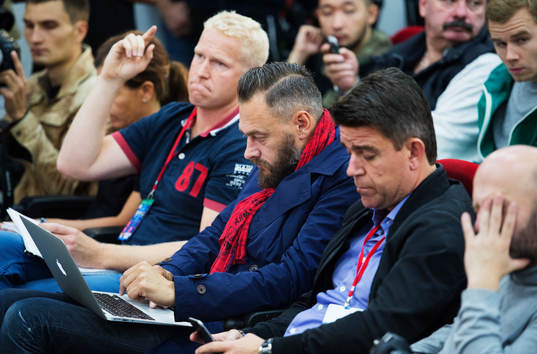 Olof Lundh, reporter för TV4 och Fotbollskanalen, på en presskonferens
