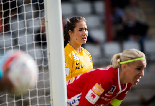 Örebros målvakt Mimmi Paulsson Febo och Elin Magnusson