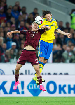 Rysslands Oleg Shatov i en nickduell med Sveriges Albin Ekdal
