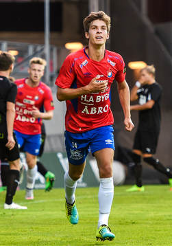Örgrytes Daniel Paulson firar efter kvitteringsmålet 1-1