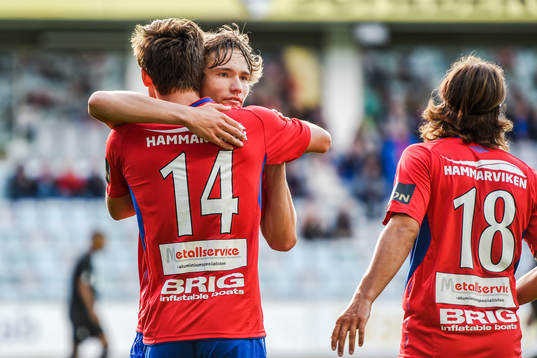 Örgrytes Daniel Paulson kramas om utav Jakob Lindström efter Paulsons kvitteringsmål 1-1