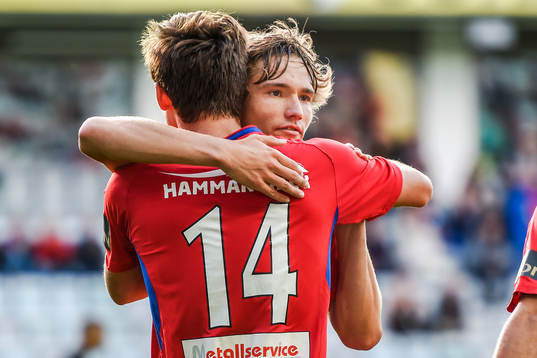 Örgrytes Daniel Paulson kramas om utav Jakob Lindström efter Paulsons kvitteringsmål 1-1